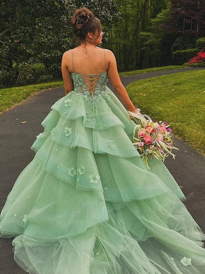 Azurena | Vestido de fiesta largo de tul verde salvia con escote corazón y apliques