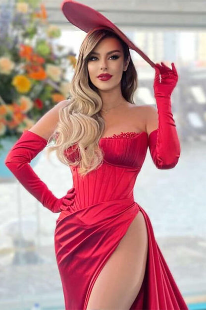 Atemberaubendes rotes langes schulterfreies Abend- und Ballkleid im Meerjungfrauenstil mit Schlitz