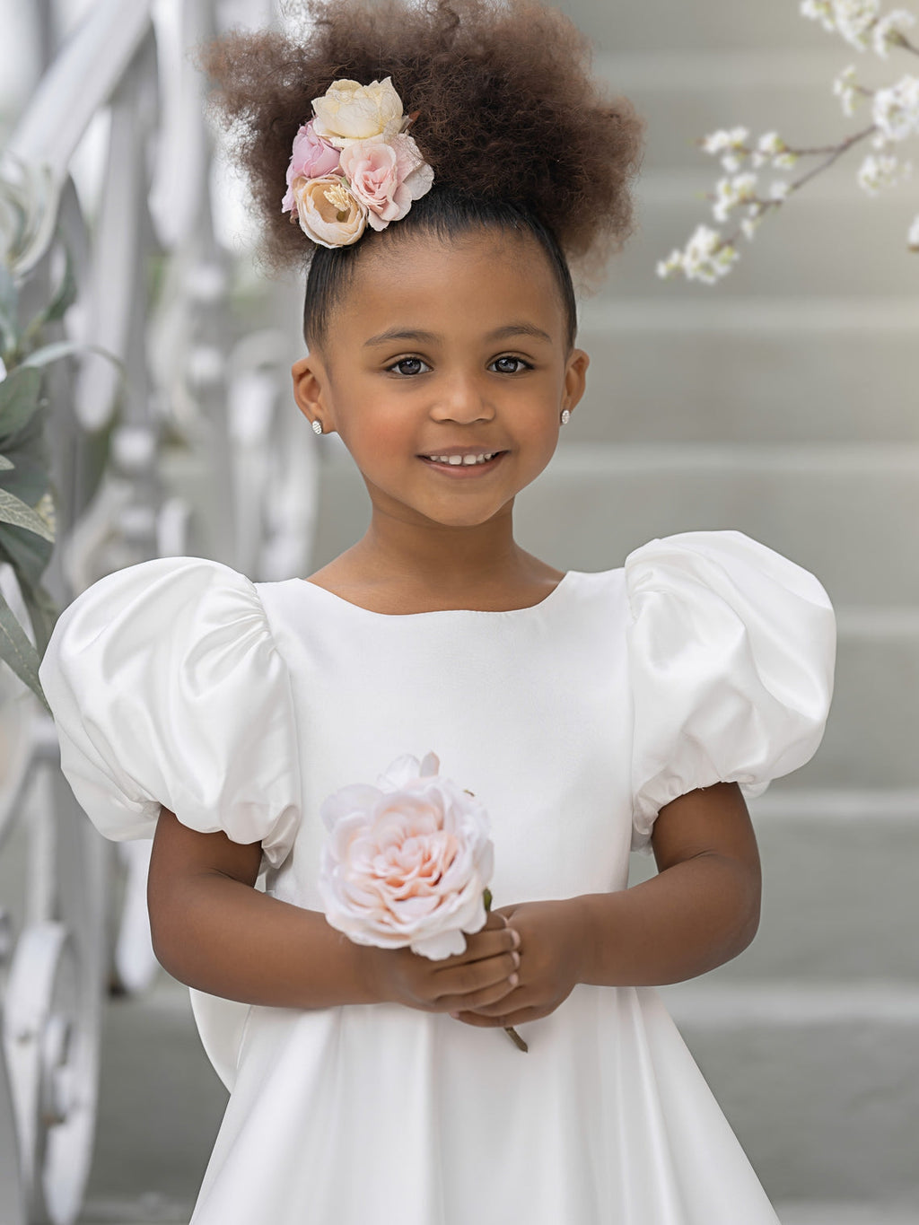 Vestido para niña de las flores con cola larga, mangas abullonadas, lazo en la espalda y botones