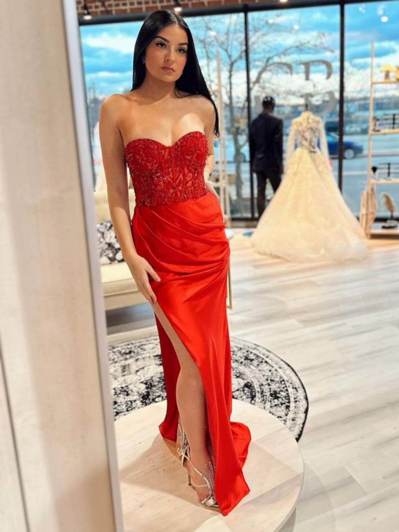Ember | Vestido de fiesta largo con escote en forma de corazón, sin tirantes y abertura