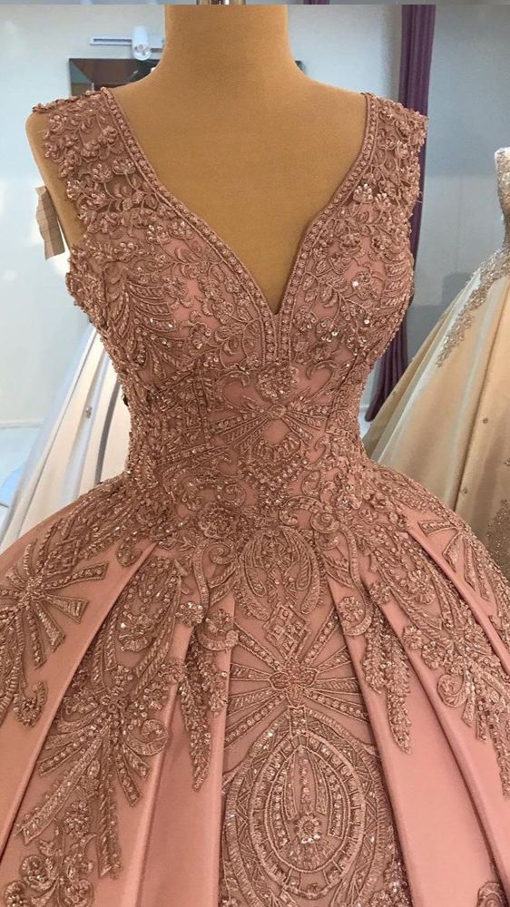Vestido de quinceañera de satén con escote en V profundo y encaje rosa ruborizado con cuentas Y1086
