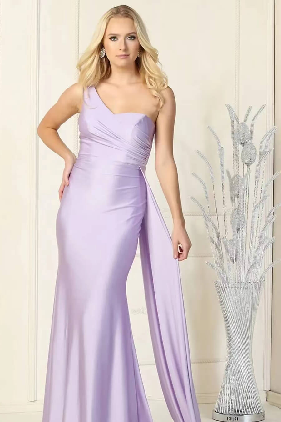 Elegantes Meerjungfrau-Abendkleid mit einer Schulter und Rüschen