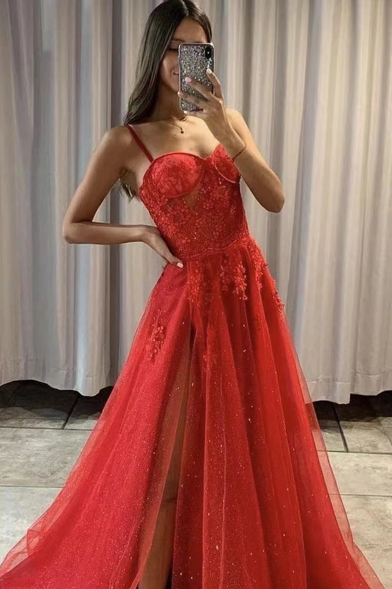Vestido de fiesta largo de tul con tirantes finos, corte en A, abertura y apliques de encaje