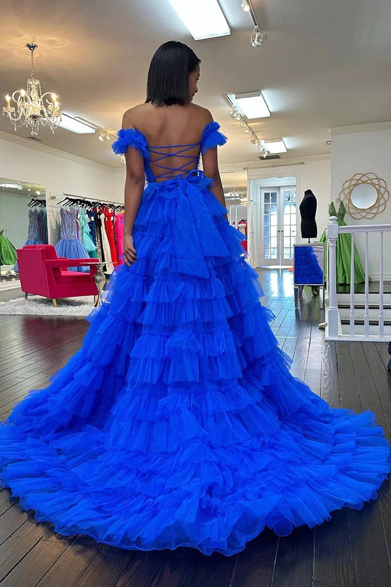 Adalynn | Vestido de fiesta largo de tul con volantes y hombros descubiertos en azul real con abertura