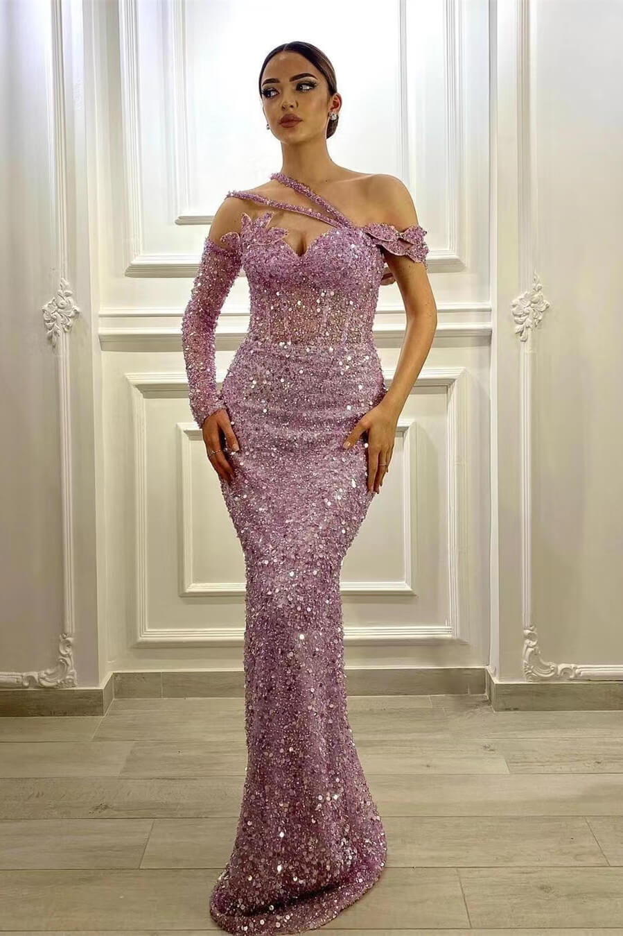 Hermoso vestido de fiesta de sirena con un solo hombro y mangas largas con lentejuelas color lavanda