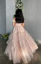 Elegantes schulterfreies Ballkleid aus Tüll-Satin mit mehreren Lagen Y7633