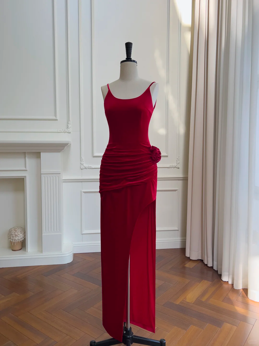 Glamuroso vestido de noche rojo con tirantes finos, corte tubo y abertura, plisado y floreado Y8588