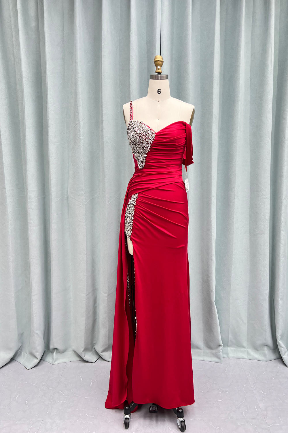 Kaydence | Elegante vestido largo asimétrico fucsia con cuentas