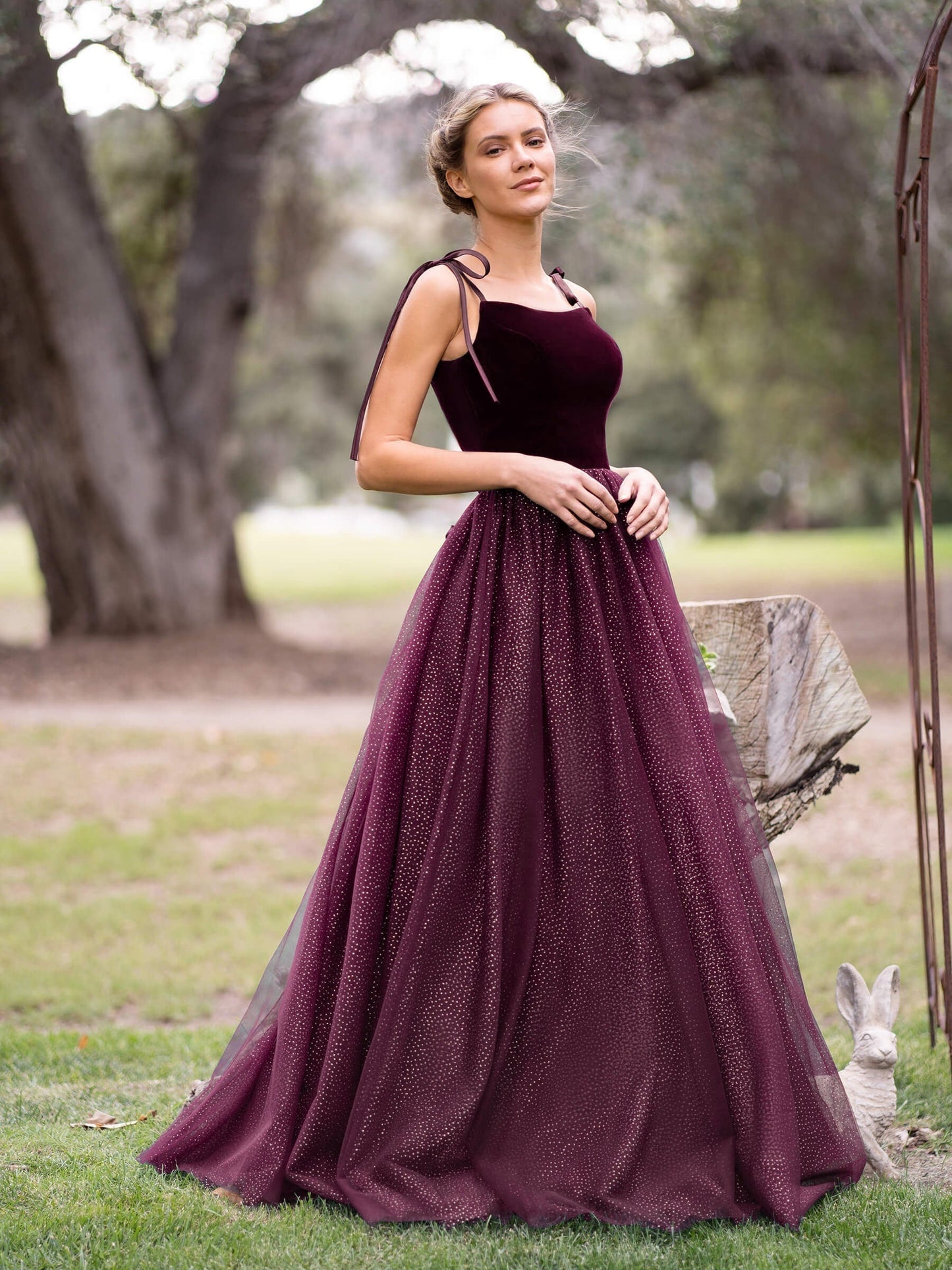 Bodenlanges Ballkleid aus Samttüll mit Spaghettiträgern