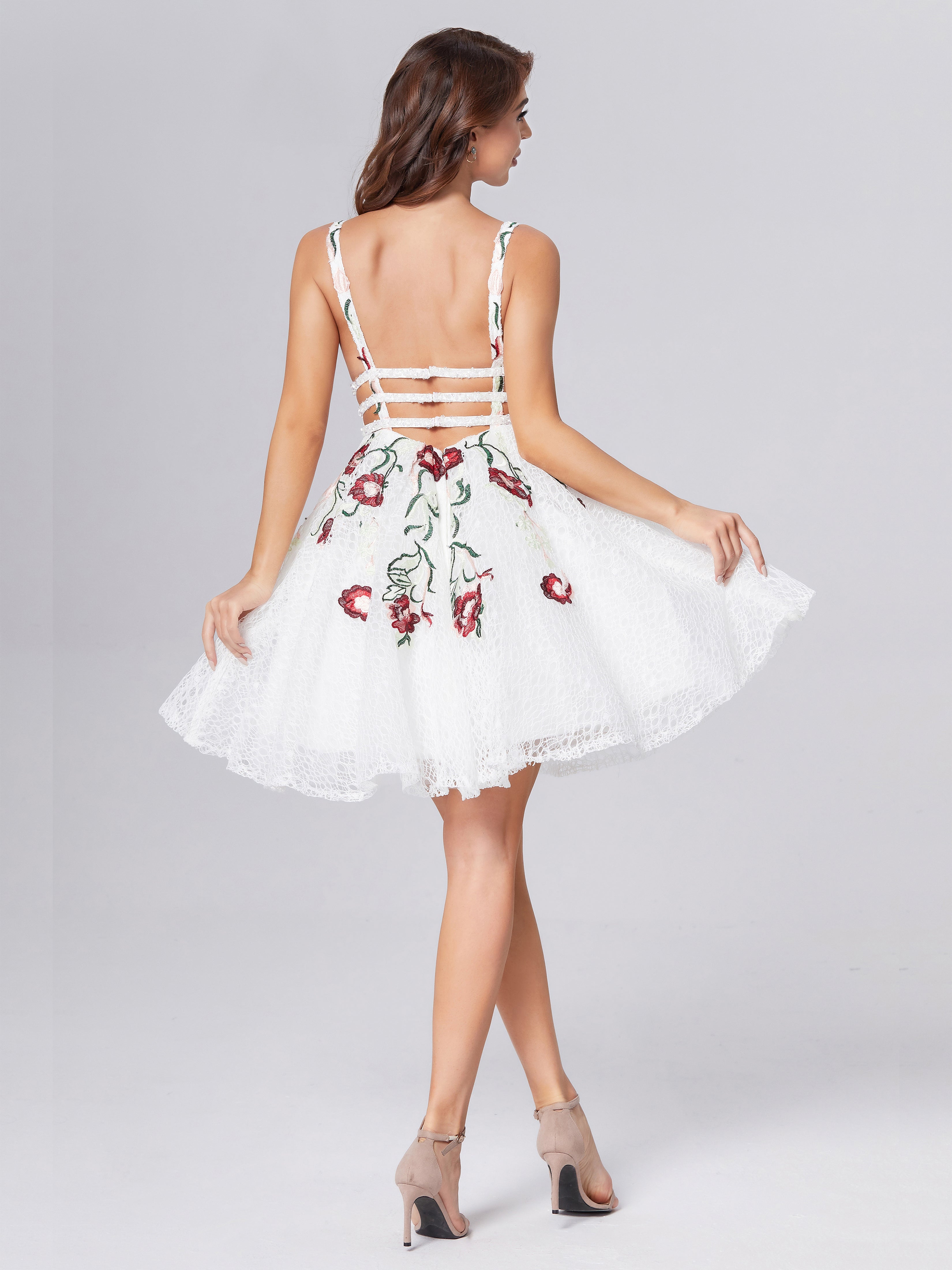 Vestido corto de fiesta con escote en V profundo, apliques de encaje y corte A