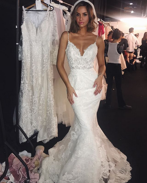Vestido de novia de encaje estilo sirena con tirantes finos y espalda descubierta