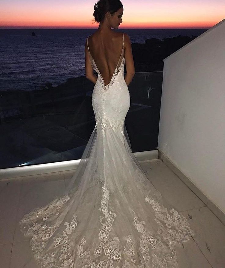 Vestido de novia de encaje estilo sirena con tirantes finos y espalda descubierta
