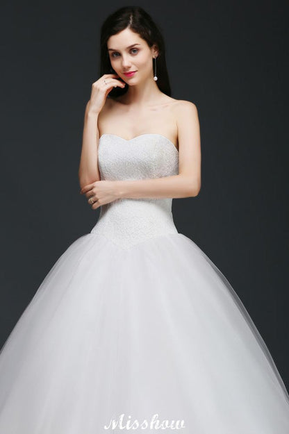 Vestido de novia de tul con escote en forma de corazón y encaje