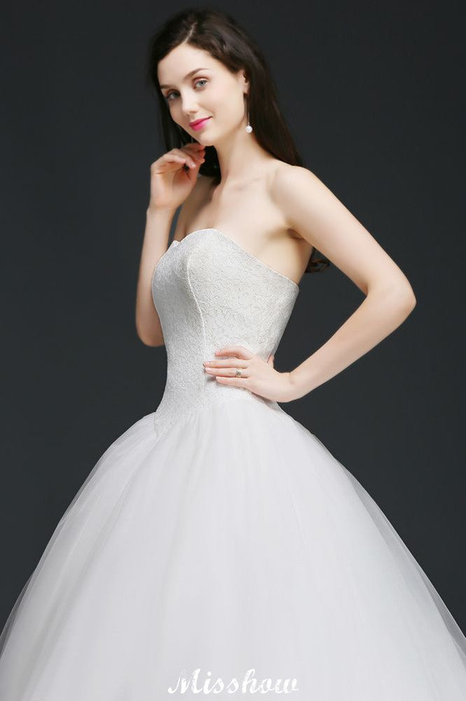 Vestido de novia de tul con escote en forma de corazón y encaje