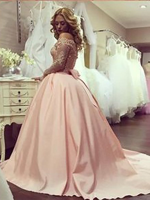 Vestido de fiesta de satén con mangas largas, hombros descubiertos y cuentas, con cola de corte