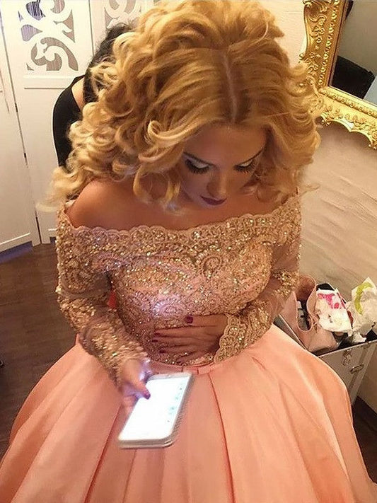 Vestido de fiesta de satén con mangas largas, hombros descubiertos y cuentas, con cola de corte
