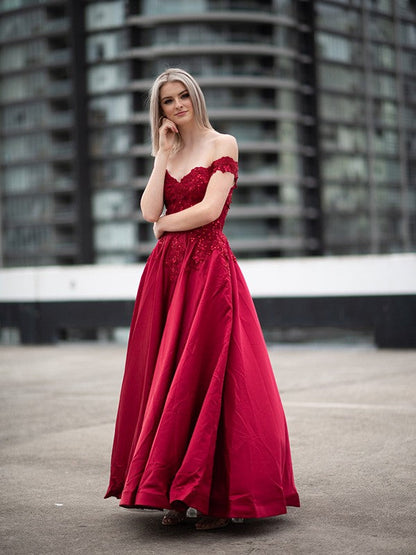 Vestido de fiesta largo hasta el suelo sin mangas con apliques de satén y hombros descubiertos