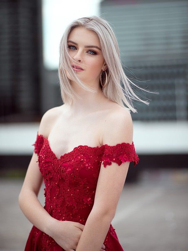 Vestido de fiesta largo hasta el suelo sin mangas con apliques de satén y hombros descubiertos
