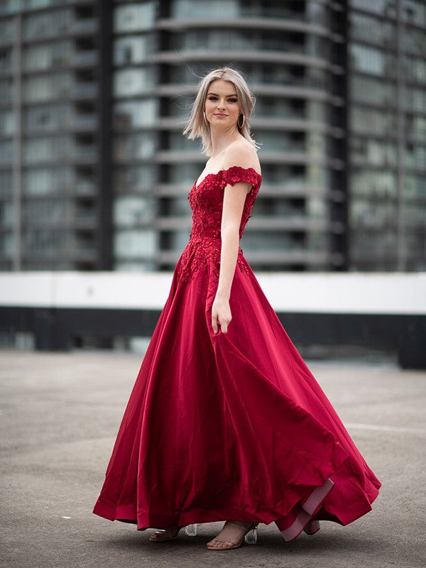 Vestido de fiesta largo hasta el suelo sin mangas con apliques de satén y hombros descubiertos