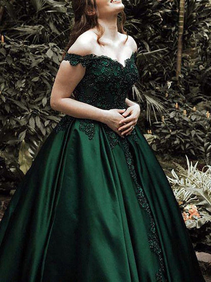 Louise | Ballkleid, schulterfrei, ärmellos, mit Schleppe, Satin-Ballkleid mit Perlenapplikation