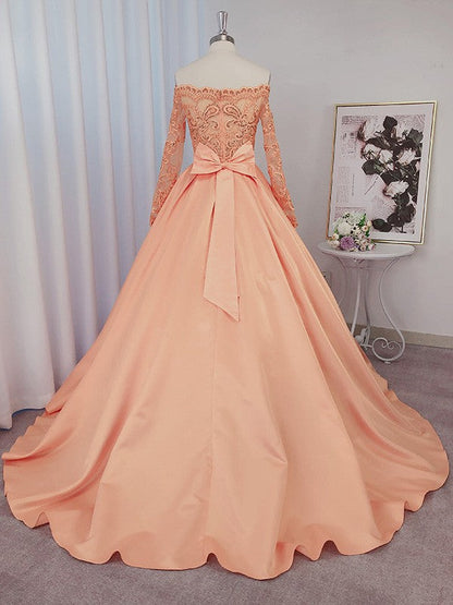 Vestido de fiesta de satén con mangas largas, cuentas y hombros descubiertos, cola de corte