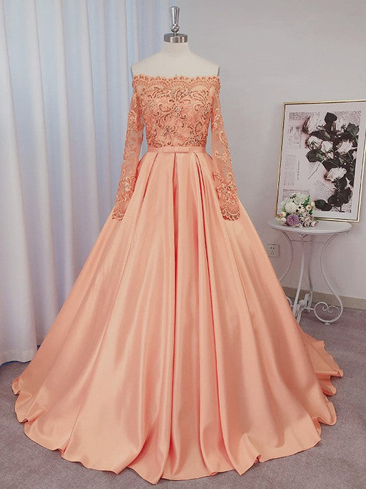 Vestido de fiesta de satén con mangas largas, cuentas y hombros descubiertos, cola de corte