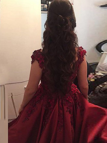 Vestido de fiesta sin mangas con hombros descubiertos, apliques de satén y largo hasta el suelo