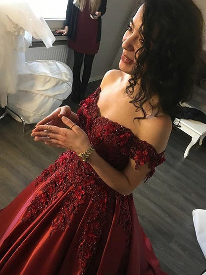 Vestido de fiesta sin mangas con hombros descubiertos, apliques de satén y largo hasta el suelo