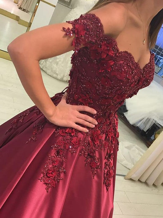Vestido de fiesta sin mangas con hombros descubiertos, apliques de satén y largo hasta el suelo