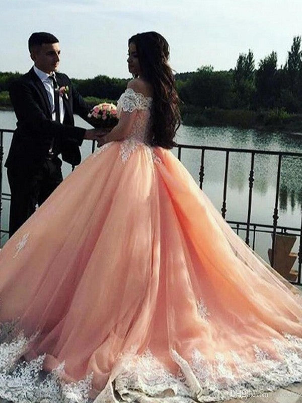 Vestido de fiesta sin mangas con hombros descubiertos y cola de tul y encaje