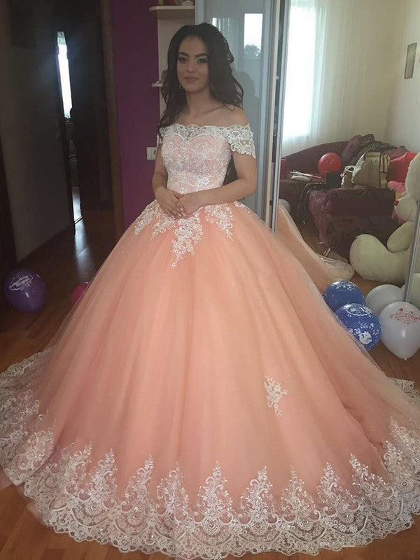 Vestido de fiesta sin mangas con hombros descubiertos y cola de tul y encaje