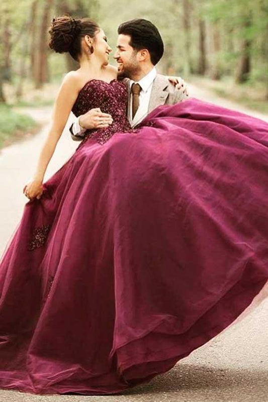 Vestido de novia de tul burdeos con escote corazón y flores hechas a mano WD238