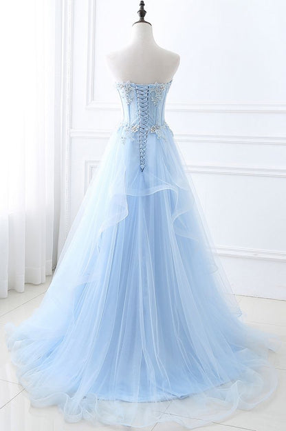 Vestido de fiesta azul cielo con escote corazón de tul y lentejuelas