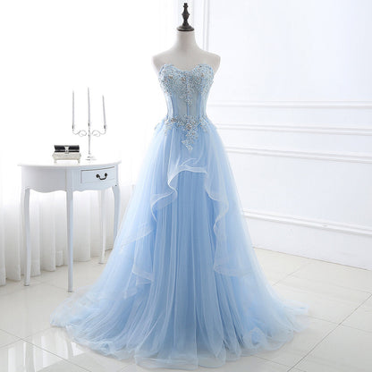 Vestido de fiesta azul cielo con escote corazón de tul y lentejuelas