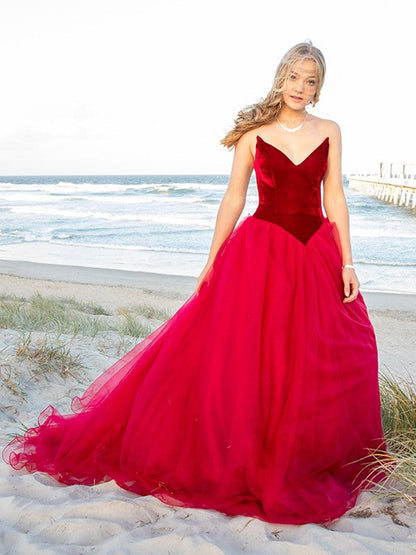 Vestidos de fiesta con escote corazón de tul, sin mangas y cola de corte
