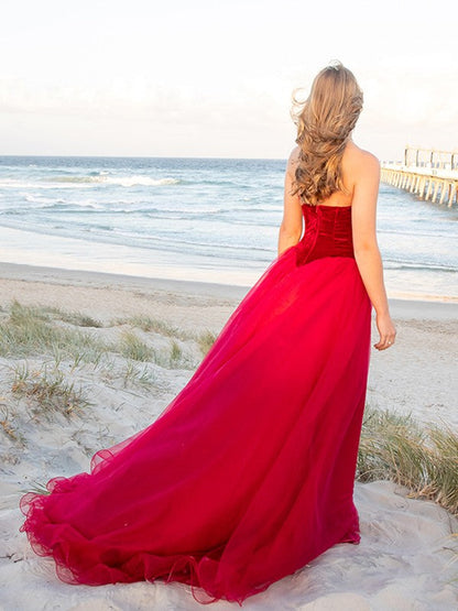 Vestidos de fiesta con escote corazón de tul, sin mangas y cola de corte