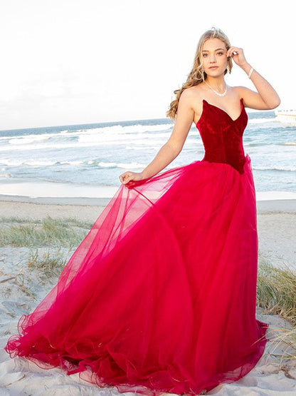 Vestidos de fiesta con escote corazón de tul, sin mangas y cola de corte