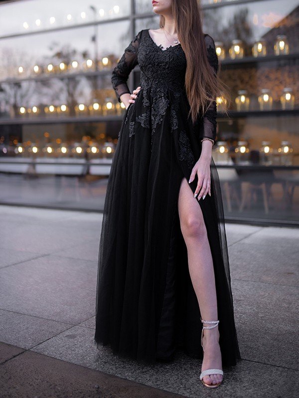 Vestido de fiesta largo hasta el suelo con mangas largas de tul y apliques y hombros descubiertos