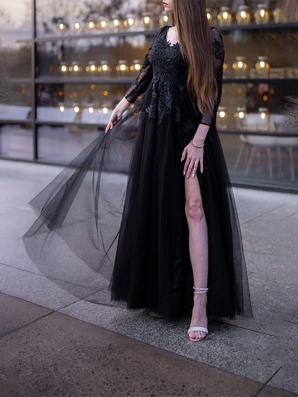 Vestido de fiesta largo hasta el suelo con mangas largas de tul y apliques y hombros descubiertos