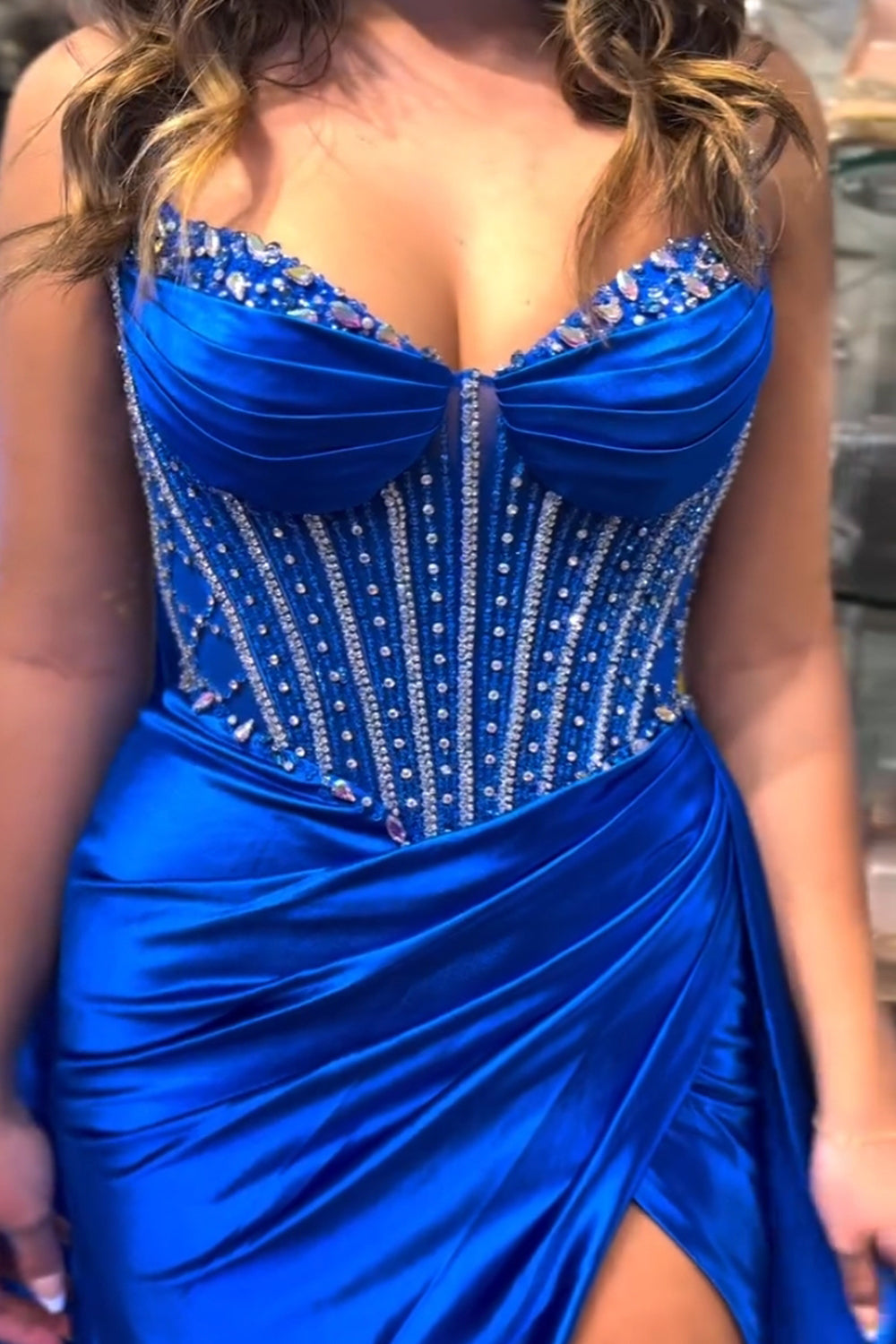 Barbie | Vestido de fiesta largo con corsé, sirena, tirantes finos y satén azul rey brillante con cuentas