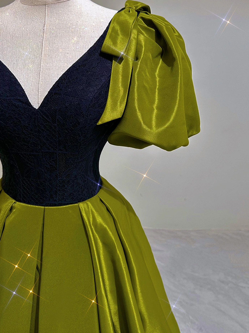 Vestido de fiesta sexy de satén verde con escote en V y mangas abullonadas para cumpleaños, Y7600
