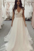 Vestido de novia largo de tul con escote en V y encaje color marfil para playa