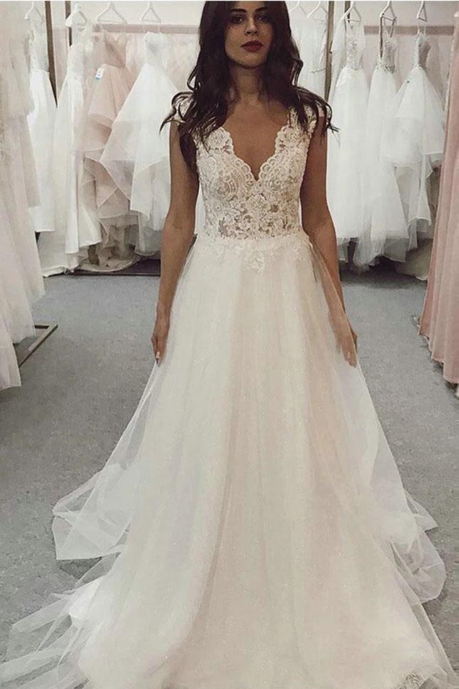 Vestido de novia largo de tul con escote en V y encaje color marfil para playa