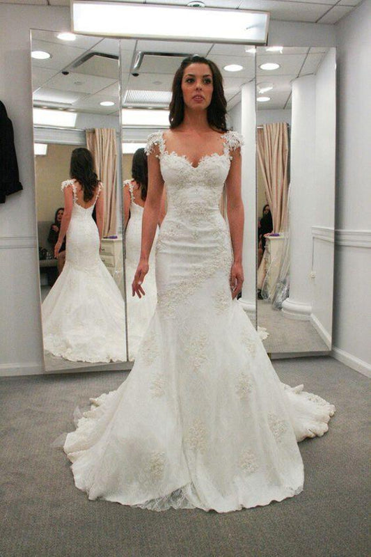 Vestido de novia de satén con encaje, escote corazón, espalda descubierta y corte sirena para playa