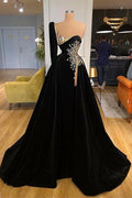 Schwarzes Ballkleid in A-Linie mit Herzausschnitt und Perlenbesatz und einem Ärmel