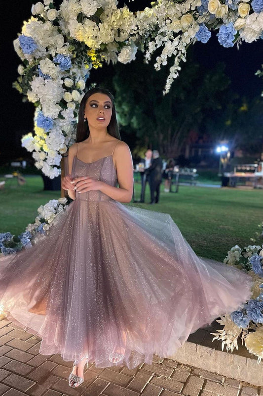 Hermoso vestido de fiesta de corte A con espalda descubierta, lentejuelas, sin mangas y largo hasta los tobillos