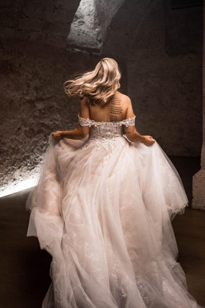 Hermosos vestidos de novia bohemios de corte A con hombros descubiertos y encaje