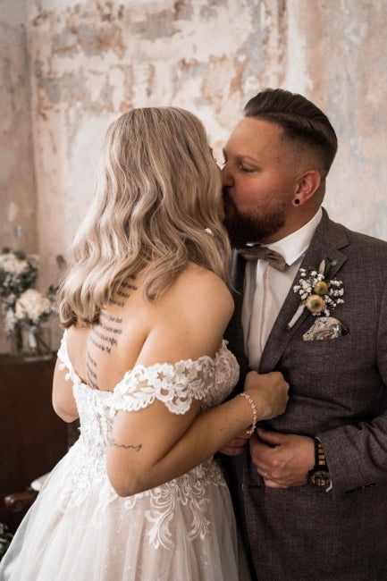 Hermosos vestidos de novia bohemios de corte A con hombros descubiertos y encaje