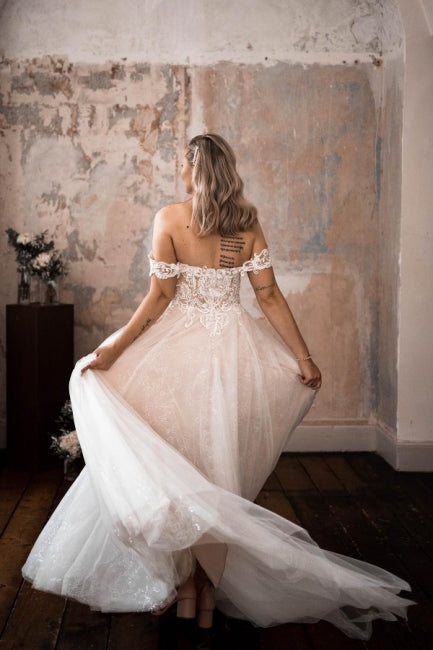 Hermosos vestidos de novia bohemios de corte A con hombros descubiertos y encaje
