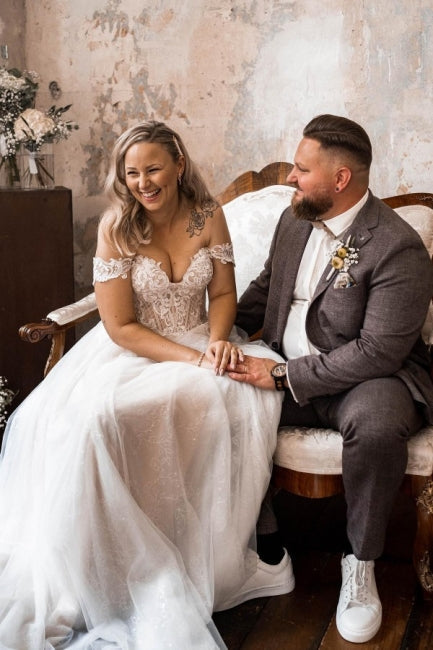 Hermosos vestidos de novia bohemios de corte A con hombros descubiertos y encaje